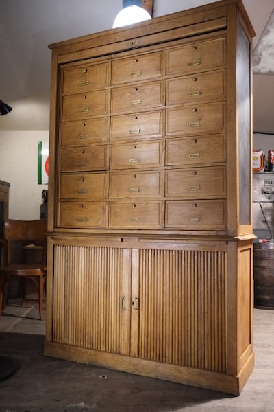 meuble de metier ancien de notaire  a 18 clapets en chene 